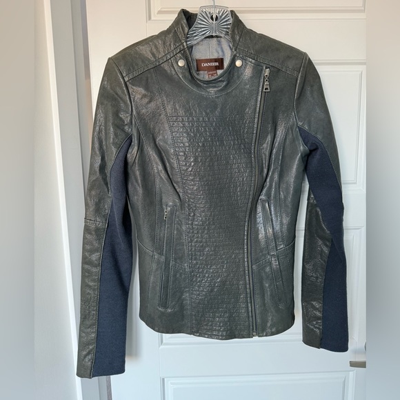 Black leather jacket, form fitting - Picture 3 of 6